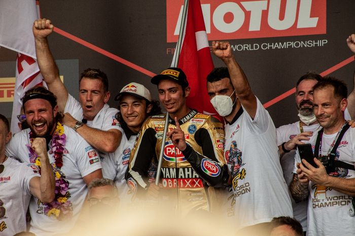 Selebrasi pembalap Pata Yamaha, Toprak Razgatlioglu usia menjadi juara dunia WSBK 2021, Sirkuit Mandalika, Lombok, Indonesia, Minggu (21/11/2021)