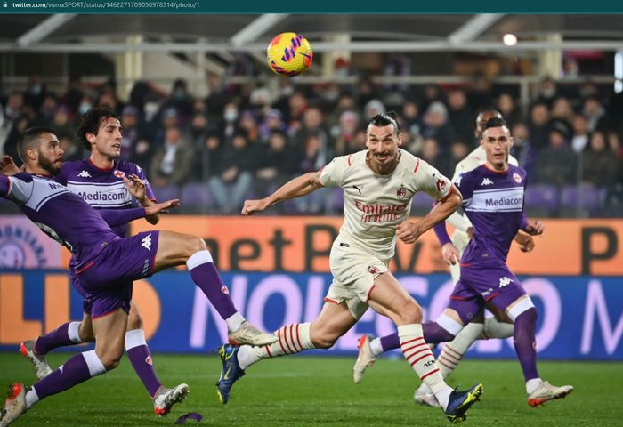 Momentum Zlatan Ibrahimovic cetak gol kedua bagi AC Milan dalam laga melawan Fiorentina.