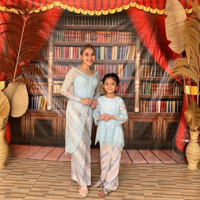 Detail kebaya Ayu Ting Ting dan Bilqis.
