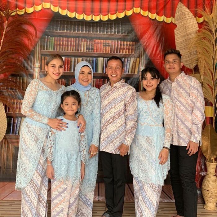 Penampilan Ayu Ting Ting dan keluarganya.