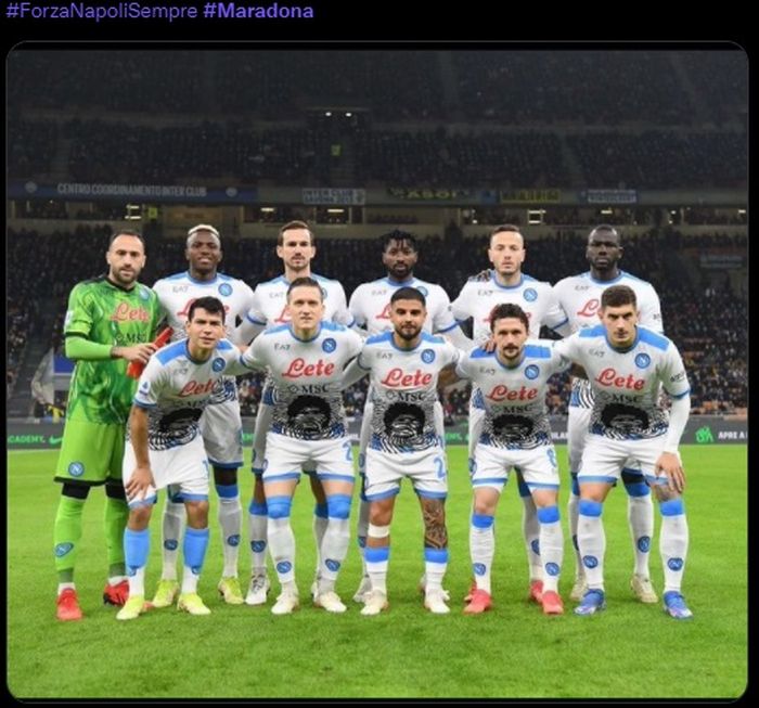 Napoli mengenakan jersey spesial yang bergambarkan wajah legenda klub, Diego Maradona, saat berhadapan dengan Inter Milan