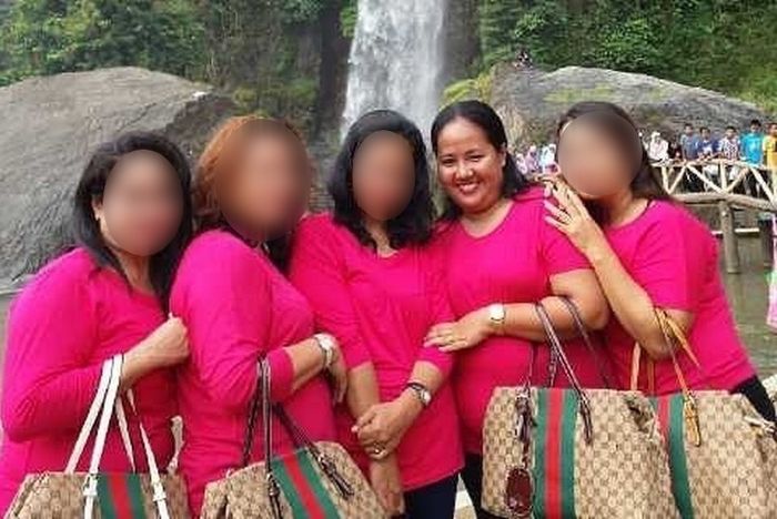 Riri Kashmita bersama teman-teman arisannya tenteng tas brand Gucci