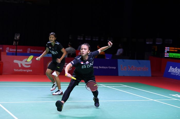 Pasangan ganda putri Indonesia, Febriana Dwipuji Kusuma/Amalia Cahaya Pratiwi, saat tampil pada babak pertama Indonesia Open 2021 di The Westin Resort, Nusa Dua, Bali, Selasa (23/11/2021).