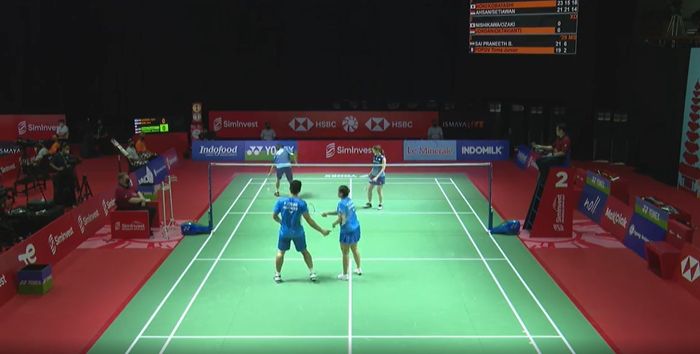 Tos raket antara Praveen Jordan dan Melati Daeva Oktavianti jadi tanda pertama keduanya saling berkomunikasi ketika mengalahkan pasangan Jepang Yujiro Nishikawa/Saori Ozaki, pada babak 32 besar Indonesia Open 2021, Rabu (24/11/2021).