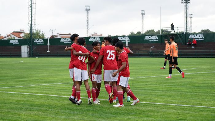 Para pemain timnas U-18 Indonesia merayakan gol Ricky Pratama ke gawang Alanyaspor U-18 dalam laga uji coba, Rabu (24/11/2021).