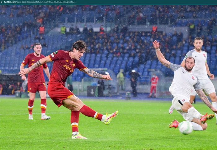 Nicolo Zaniolo turut menyumbang satu gol dan satu assist pada laga antara AS Roma kontra Zorya Luhansk.