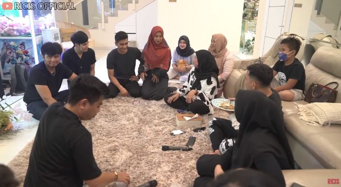 Perbincangan Teuku Ryan, Ria Ricis, dan tim Putra Siregar mengenai perjanjian yang disebut telah dilanggar oleh Teuku Ryan.