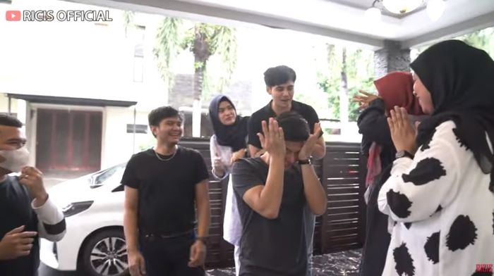 Teuku Ryan dan Ria Ricis menangis saat mendapatkan kejutan mobil dari Putra Siregar.