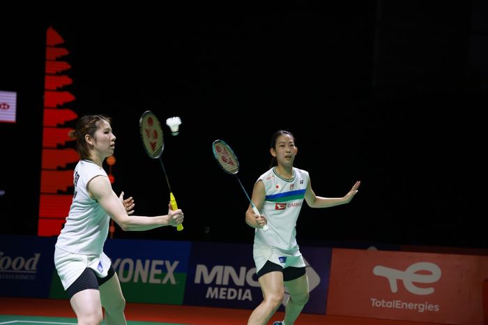 Aksi ganda putri Jepang, Nami Matsuyama/Chiharu Shida pada semifinal Indonesia Open 2021, Sabtu (27/11/2021)