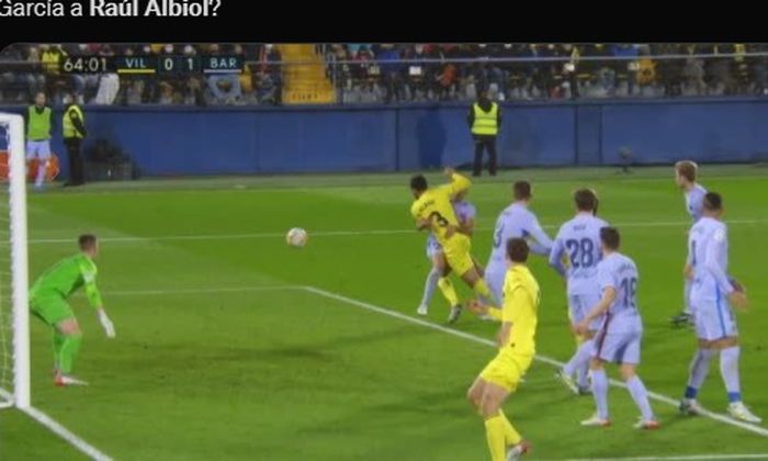 Momen duel fisik antara Raul Albiol dan Jordi Alba pada laga Villarreal kontra Barcelona.