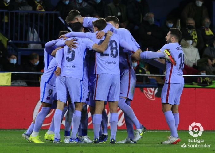 Para pemain Barcelona merayakan gol ke gawang Villarreal yang dicetak oleh Memphis Depay di Estadio de la Ceramica pada pekan ke-15 Liga Spanyol 2021-2022, Sabtu (27/11/2021).