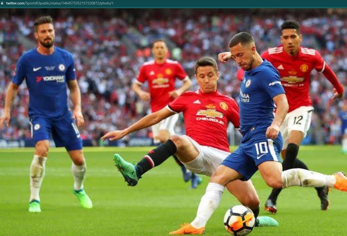 Momen duel Chelsea versus Manchester United saat Eden Hazard mencoba melepaskan tembakan dihadang Ander Herrera.