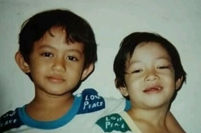 Potret Dude Harlino (kanan) dan kakaknya (kiri)