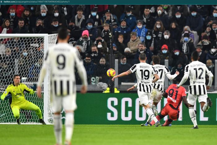 Momen Duvan Zapata mencetak gol ke gawang Juventus dalam kemenangan 1-0 Atalanta di Allianz Stadium.