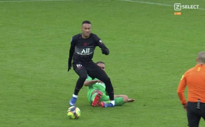 Momen Neymar Jr mengalami cedera pada pergelangan kaki kirinya ketika Paris Saint-Germain berhadapan dengan Saint-Etienne pada pekan ke -15 Liga Prancis.