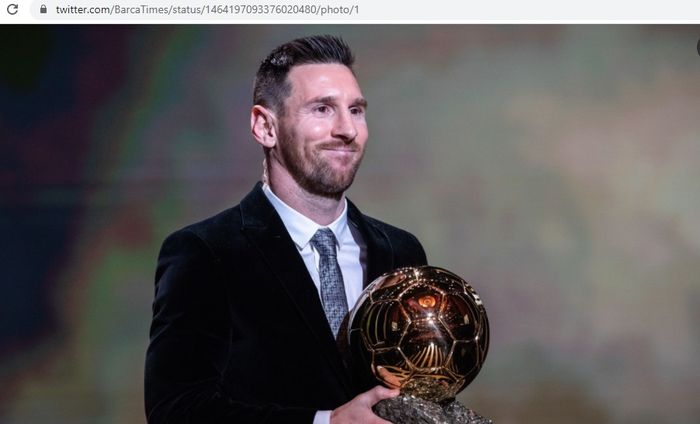 Megabintang Paris Saint-Germain, Lionel Messi, saat memegangi trofi Ballon d'Or