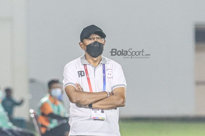 Pelatih RANS Cilegon FC, Rahmad Darmawan, sedang memantau para pemainnya dalam laga Liga 2 2021 di Stadion Madya, Senayan, Jakarta, 16 November 2021.