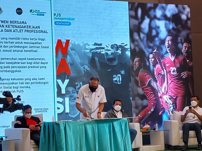Anggota Komite Eksekutif PSSI, Hasani Abdulgani dalam acara signing komitmen bersama perlindungan ketenagakerjaan bagi pesepakbola dan atlet profesional di menara BNI, Jakarta, Selasa (30/11/2021).