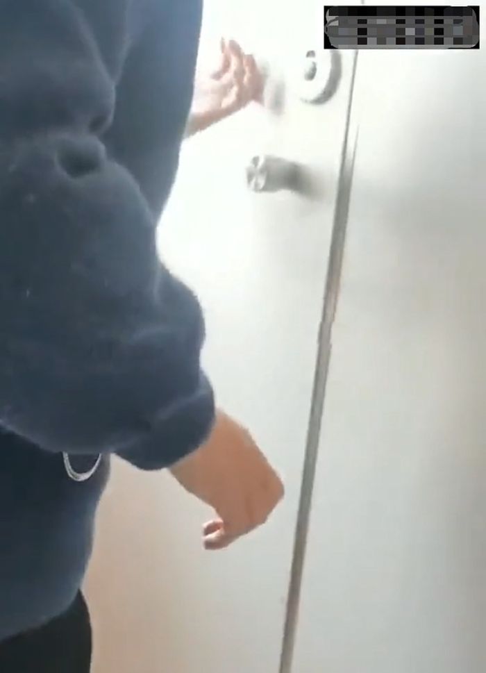 Estudiante sorprendida dando a luz en el baño del campus