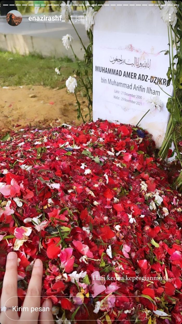 Tulis pesan sendu ini dengan latar bunga dan nisan sang suami, Nadzira Shafa kembali datangi makam Ameer Azzikra.