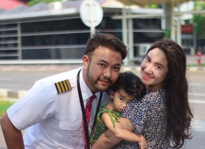Artis ini tinggalkan dunia hiburan pasca dinikahi pilot