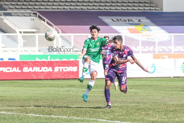 Penyerang RANS Cilegon FC, Jujun Junaedi, sedang menyundul bola dan dibayangi salah satu pemain PSKC Cimahi dalam laga pekan ke-10 Liga 2 2021 di Stadion Madya, Senayan, Jakarta, 1 Desember 2021.