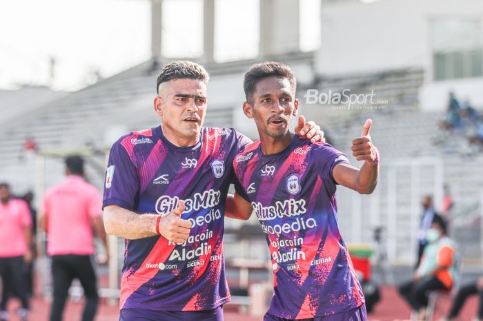 Cristian Gonzales (kiri) ikut merayakan gol dari Jujun Junaedi (kanan) untuk RANS Cilegon FC dalam laga pekan ke-10 Liga 2 2021 di Stadion Madya, Senayan, Jakarta, 1 Desember 2021.