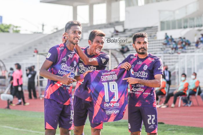 Sejumlah pemain RANS Cilegon FC yakni Jujun Junaedi (kiri), Bima Ragil (tengah), dan Rifal Lastori (kanan) sedang merayakan gol dengan menunjukkan respek kepada rekannya, Sumarna, yang sedang didekap cedera.