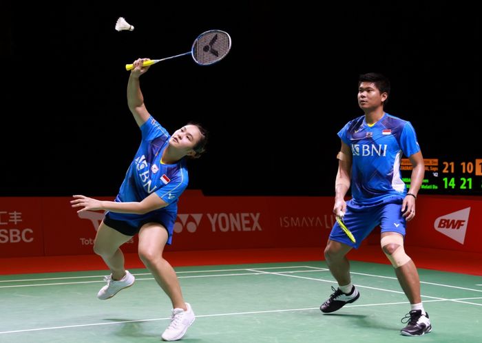 Pasangan ganda campuran Indonesia, Praveen Jordan/Melati Daeva Oktavianti, saat bertanding melawan wakil Thailand, Dechapol Puavaranukroh/Sapsiree Taerattanachai, pada laga penyisihan Grup B BWF World Tour Finals 2021 di Bali International Convention Centre &amp; Westin Resort, Nusa Dua, Bali, Rabu (1/1