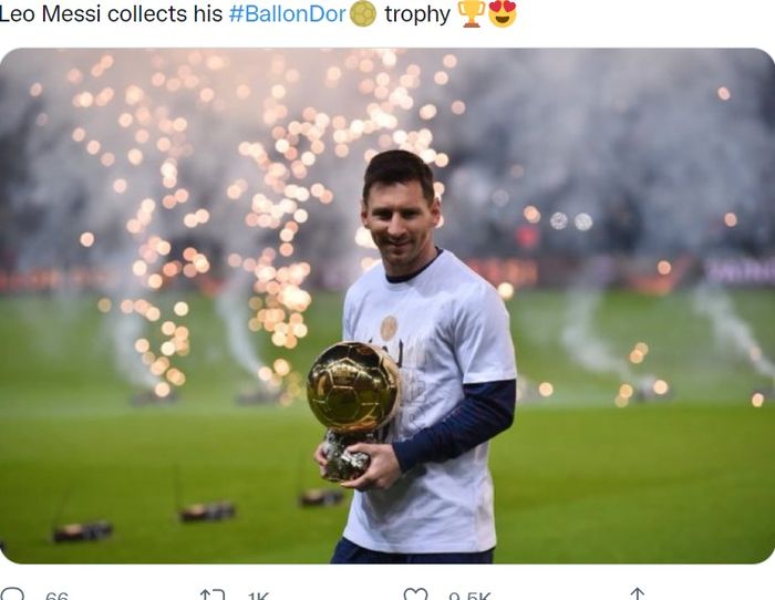 Lionel Messi memamerkan trofi Ballon d'Or 2021 menjelang laga PSG vs Nice di Liga Prancis, Rabu (1/12/2021) di Parc des Princes.