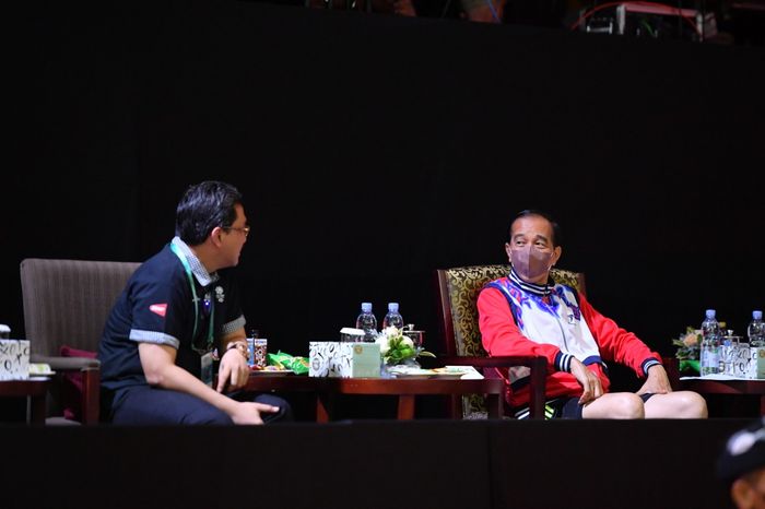 Presiden Joko Widodo (kanan) saat didampingi Ketua PP PBSI, Agung Firman Sampurna (kiri) menyaksikan laga BWF World Tour FInals 2021, Kamis (2/12/2021).