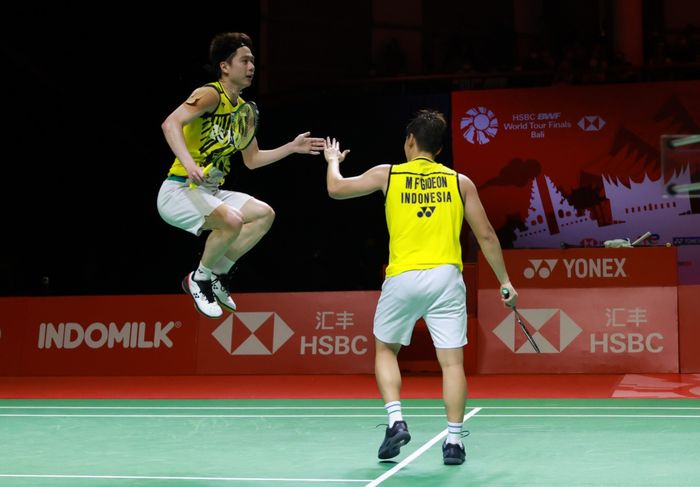 Pasangan ganda putra Indonesia, Marcus Fernaldi Gideon/Kevin Sanjaya Sukamuljo, bereaksi pada laga terakhir grup BWF World Tour Finals 2021 di Bali International Convention Centre, Nusa Dua, Jumat (3/12/2021).