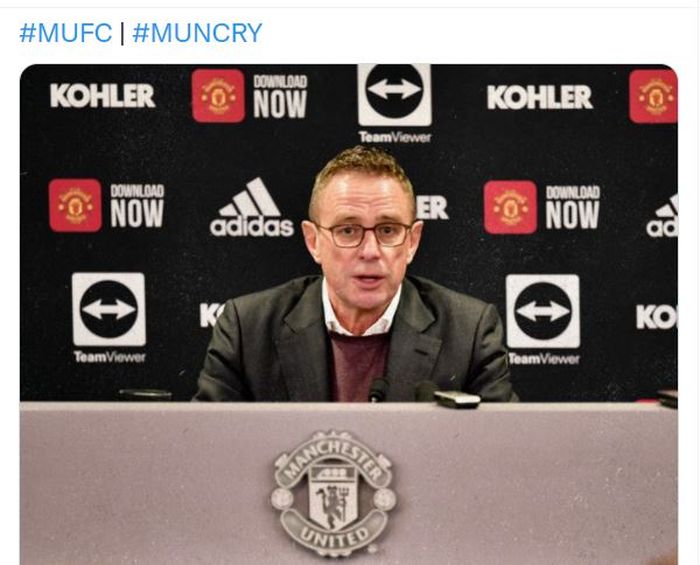 Ralf Rangnick dalam jumpa pers pertama sebagai pelatih interim Manchester United.
