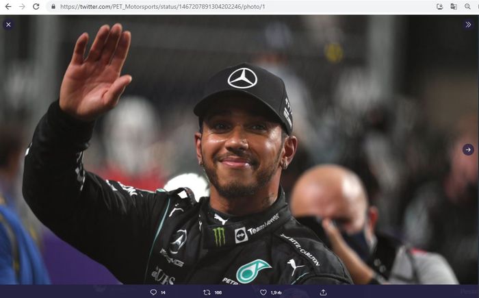 Pembalap Mercedes, Lewis Hamilton, saat melambaikan tangan pada F1 GP Arab Saudi 2021.
