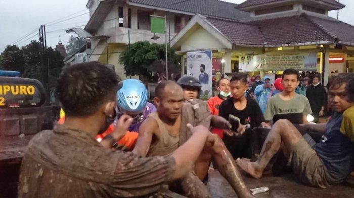 Warga terdampak letusan Gunung Semeru berlumuran lumpur