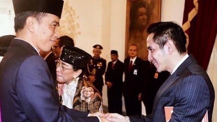 GPH Paundrakarna Sukmaputra Jiwanegara saat bersalaman dengan Presiden RI Joko Widodo bersama ibundanya, Sukmawati Soekarnoputri.