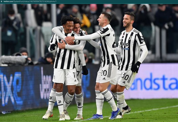 Para pemain Juventus merayakan gol spektakuler Juan Cuadrado pada menit ke-9 ke gawang Genoa.