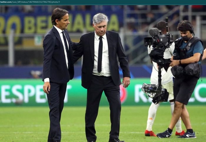 Simone Inzaghi dan Carlo Ancelotti saling bercengkrama seusai laga Inter Milan versus Real Madrid pada macthday pertama Grup D Liga Champions 2021-2022.