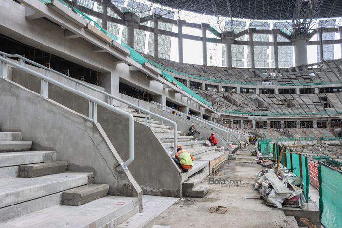 Potret pembangunan tribun penonton di Jakarta Internasional Stadium (JIS) di Papanggo, Jakarta Utara, 7 Desember 2021.