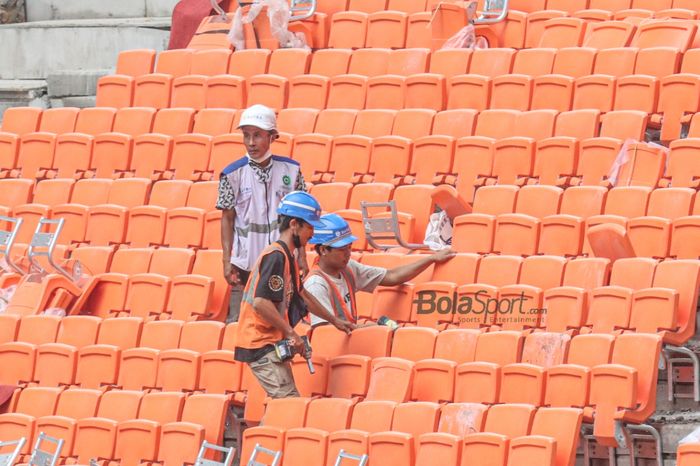 Sejumlah pekerja sedang menata kursi Jakarta Internasional Stadium, Papanggo, Jakarta Utara, 7 Desember 2021.