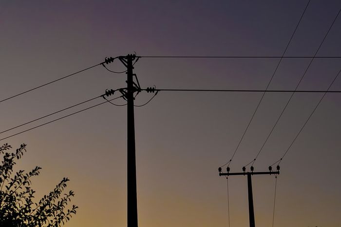 Salah satu wujud garis horizontal dalam kehidupan sehari-hari adalah kabel listrik.
