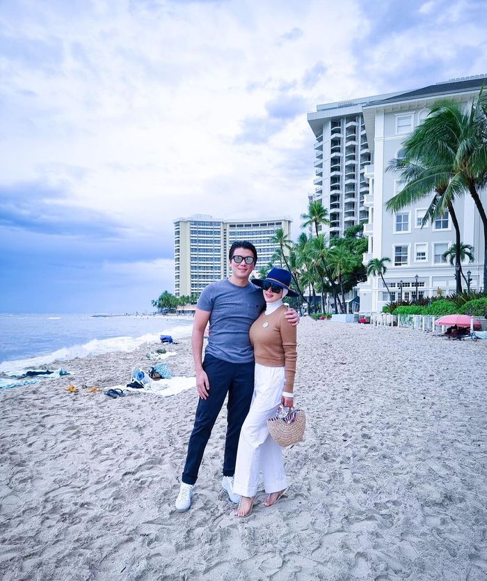 Syahrini di Hawaii bersama suaminya