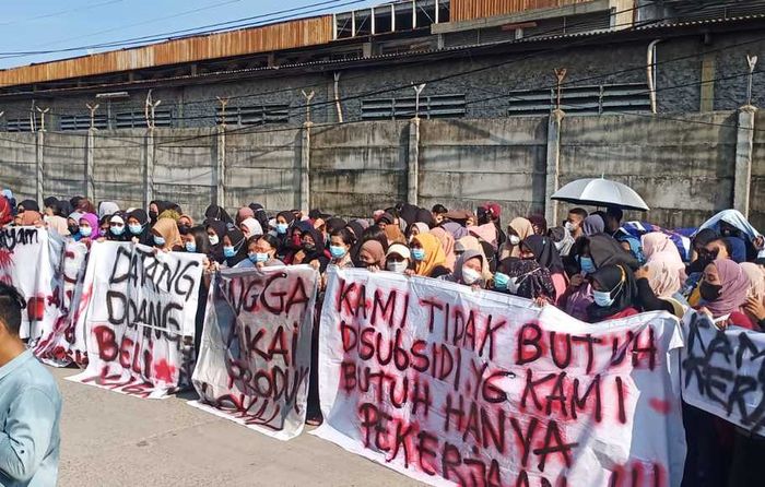 Para karyawan PT Taishan Alkes Indonesia, saat menyuarakan aspirasi, terancam dipecat karena hasil produksi perusahaannya tidak ada yang beli.