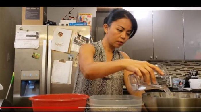 Devi saat membuat tempe racikannya