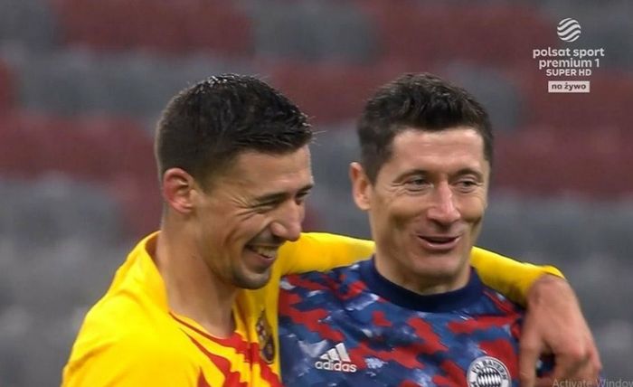 Clement Lenglet tertangkap tertawa bersama dengan Robert Lewandowski usai laga di saat Xavi marah karena Barcelona kalah dari Bayern Muenchen.