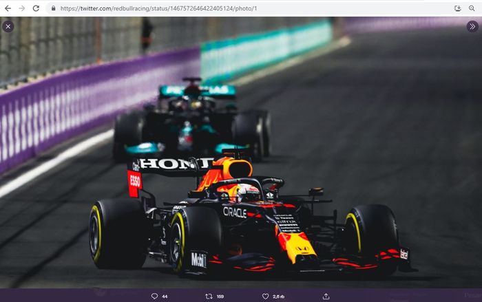Pembalap Red Bull Racing, Max Verstappen (depan) tengah mengasapi pembalap Mercedes, Lewis Hamilton (belakang)  pada F1 GP Arab Saudi 2021 di Sirkuit Jeddah Corniche, Minggu (5/12/2021).