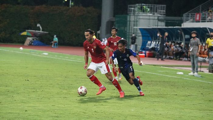 Aksi Ezra Walian dalam laga perdana timnas Indonesia di Piala AFF 2020 melawan Kamboja, Kamis (9/12/2021).