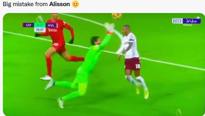 Momen saat Alisson Becker melakukan blunder dalam laga Liveprool vs Aston Villa.