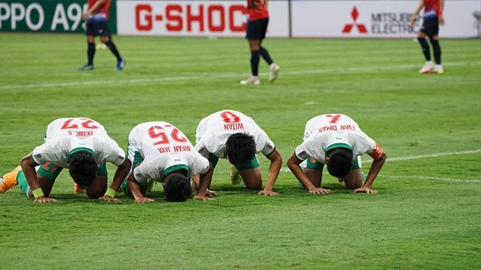 Para pemain timnas Indonesia melakukan selebrasi usai mencetak gol ke gawang Laos dalam laga kedua Piala AFF 2020, Minggu (12/12/2021).