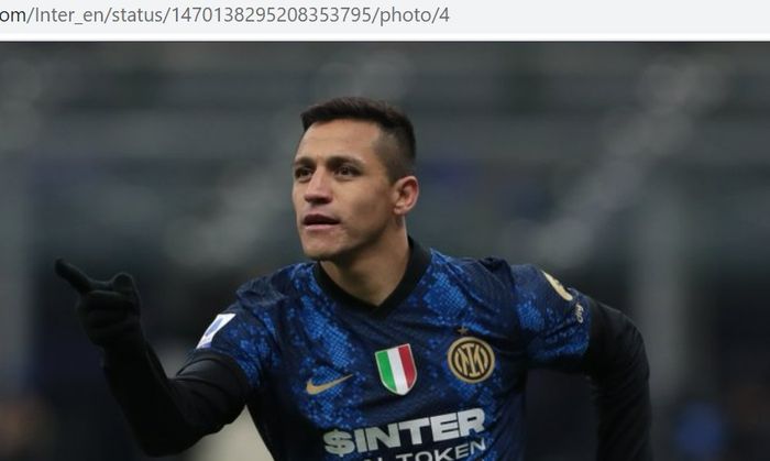 Striker Inter Milan, Alexis Sanchez, merayakan gol ke gawang Cagliari di Stadion Giuseppe Meazza dalam laga pekan ke-17 Liga Italia 2021-2022 pada Minggu (12/12/2021) waktu setempat atau Senin pukul 02.45 WIB.